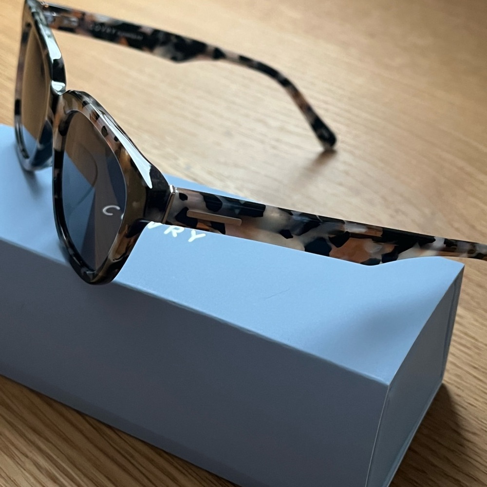 Covry Tortoise Shell Sunglasses - Picture 3 of 6